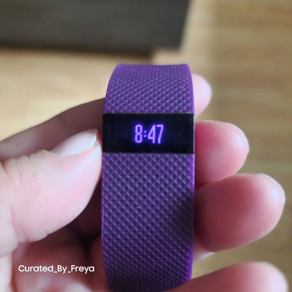 Fitbit Charge HR Wireless Activity Wristband Plum Small - Picture 1 of 11